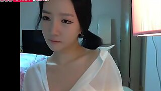 Hete koreaanse aziatische tiener toont haar sexy lichaam aan een cam - 18sonly.com