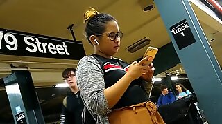 Mignon ronde filipina fille avec des lunettes en attente de train