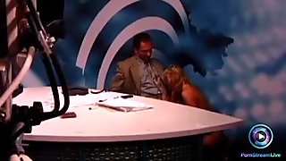 Rol de guapa Dora Venter como presentadora de noticias de cachonda