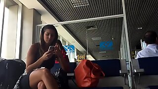 Upřímný horký brazilky nohy sgoeplat visící na letišti