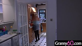 Mormor kommer hem från en shoppingdag och hittar en ung maskerad inkräktare i huset!