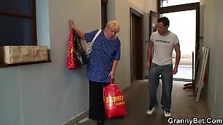 Pomáhá Blondýny Babička